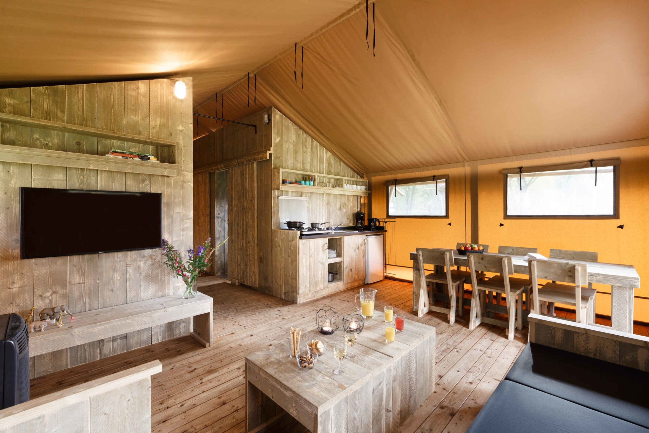 woonkamer-zithoek-luxe-lodgetent-pauw-plus-8p-